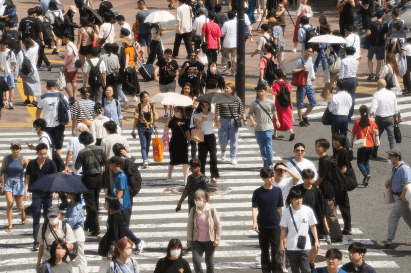 2023年6月29日，人們在日本東京澀谷街頭行走